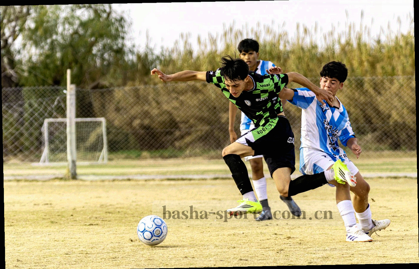 堆叠的赛季资料册、笔记本与数据表格在台灯下的俯拍